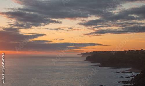 Amanecer desde un acantilado en un d  a nublado