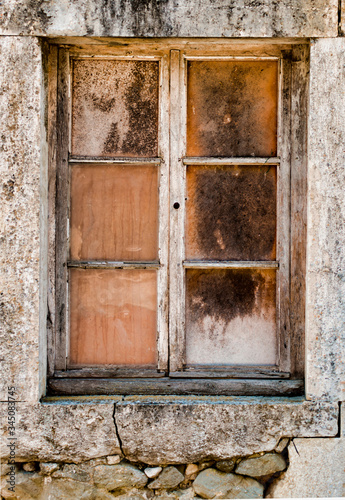 Fenêtre ancienne à Ceyzérieu, France