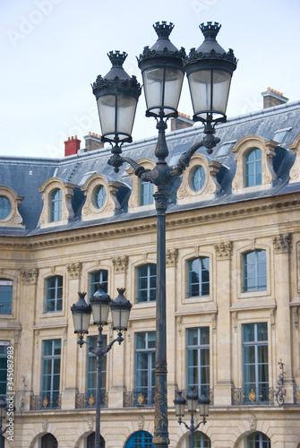 Place Vendôme Paris, pittoreske Straßenlaternen vor traditionellem Gebäude