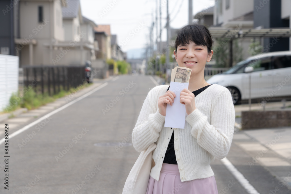 現金を見せる女性 現金を見せる女性