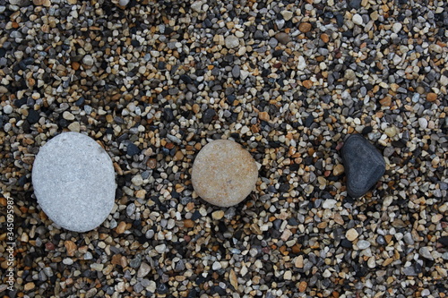 Piedras sobre lecho de arena. Playa de Cantabria