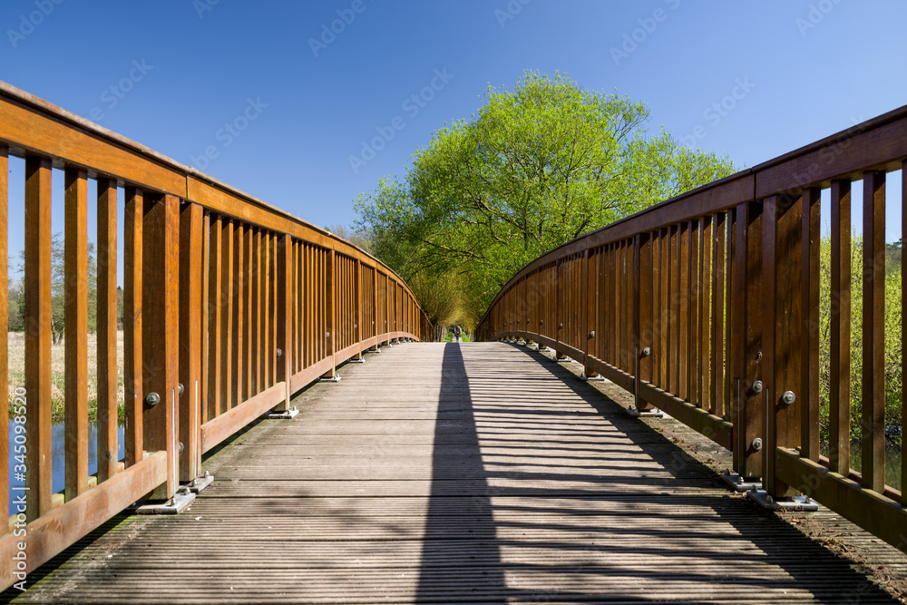 Fußgänger Holzbrücke Bad Bevensen Frühling