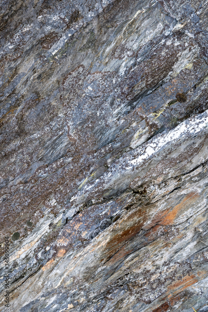 strukturierter, bröckeliger, grauer Fels mit Muster und Mineralienlinien strukturierter, bröckeliger, grauer Fels mit Muster und Mineralienlinien