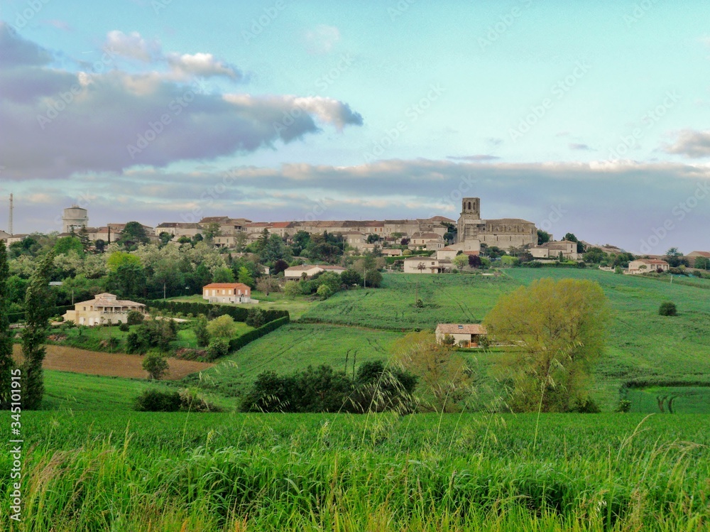 Fotografía de una típica estampa de la idílica región de la Dordogna francesa con un pequeño pueblo rodeado de diferentes tonos de color verde de la naturaleza.