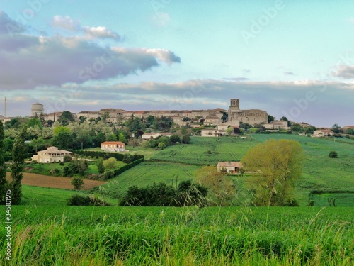 Fotografía de una típica estampa de la idílica región de la Dordogna francesa con un pequeño pueblo rodeado de diferentes tonos de color verde de la naturaleza.