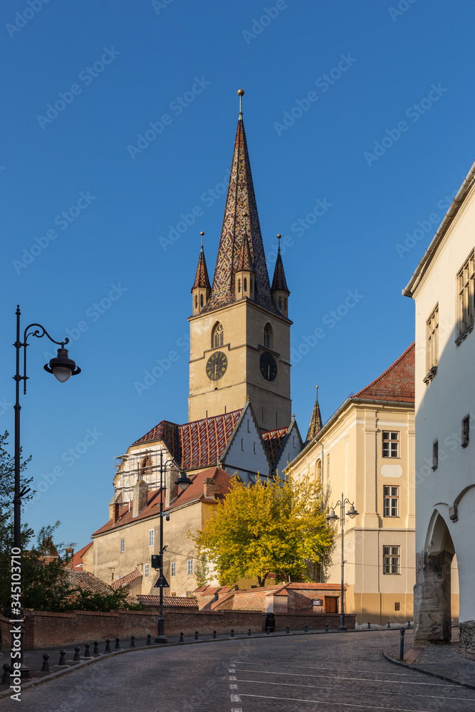 Obraz premium Lutheran Church with iconic bell tower in Sibiu on a beautiful sunny afternoon