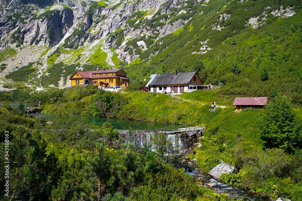 Obraz premium Cottage by the Green lake in the High Tatras in Slovakia.