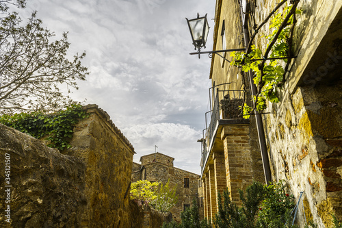 Fototapeta Naklejka Na Ścianę i Meble -  Spring streets and alleys in the Italian town of Monticchiello