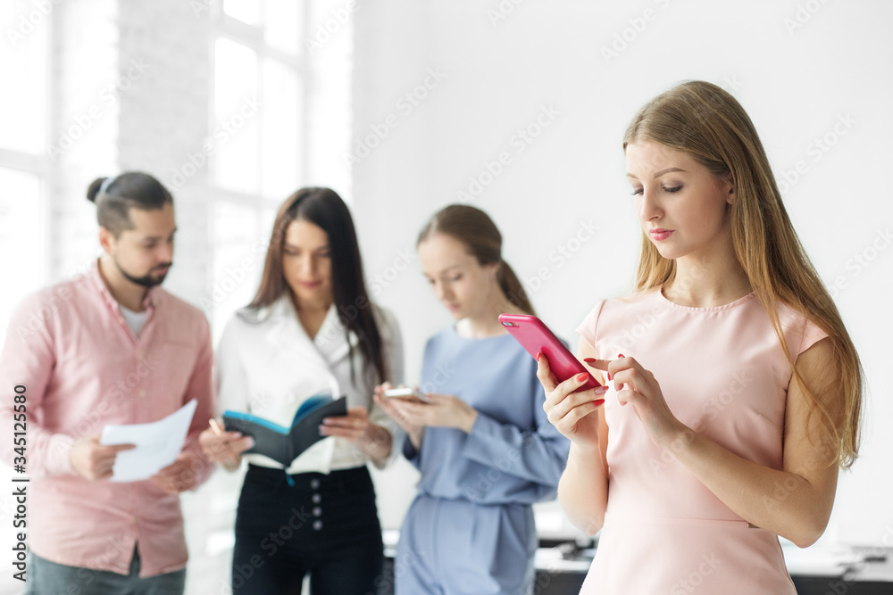Successful woman chatting on the internet. Work planning in the application. The concept of entrepreneurs, business and work on success. Successful woman chatting on the internet. Work planning in the application. The concept of entrepreneurs, business and work on success.