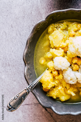 Curry de légumes avec des patates chou-fleur et pois chiche photo