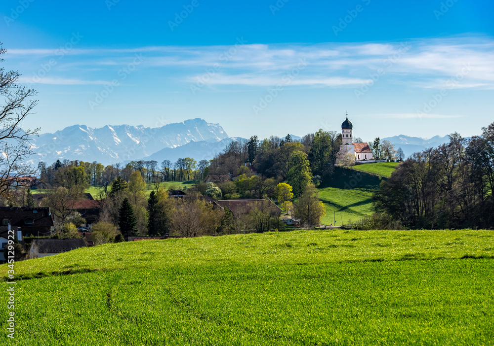 Urlaub im schönen Oberbayern: Münsing am Starnberger See mit Panoramablick auf Kirche und die Alpen mit Zugspitze