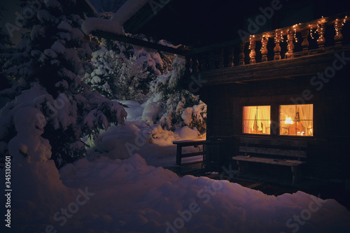 Fotografia Mountain hut at nightie the snow,Berghütte bei Nacht im Schnee