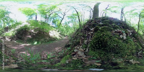 360VR, Senior wandert durch die wildromantische Schlucht, VR360 photo