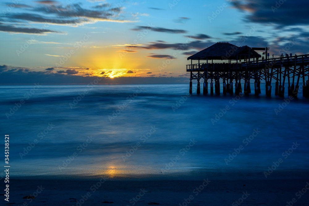 Fototapeta premium Pier in Cocoa Beach zum Sonnenuntergang