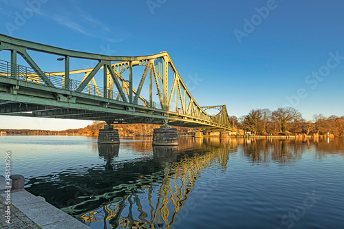 Seitlicher Blick zur Glienicker Brücke als Verbindung von Potsdam nach Berlin im  Winter bei Abendsonne