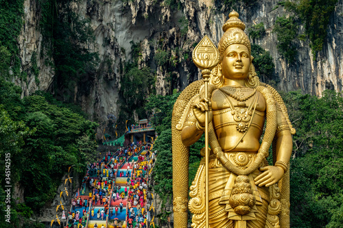 Estatua gigante dorada del dios hindú Murugan delante de la escalera del festival Tapuisam en las cuevas de Batu (Gombak, Kuala Lumpur, Malasia) / Gua Batu photo