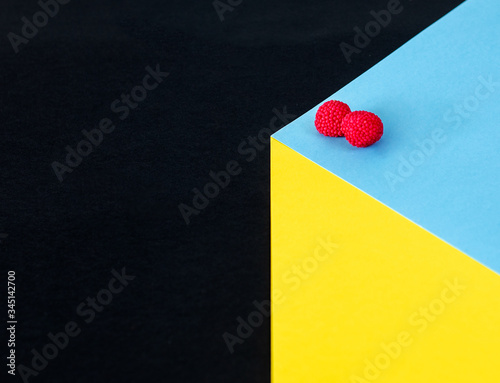 LINES OF COLORS AND CONTRASTS WITH OBJECTS ON A BLACK BACKGROUND