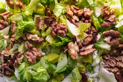 Lettuce with walnuts, an easy and healthy meal