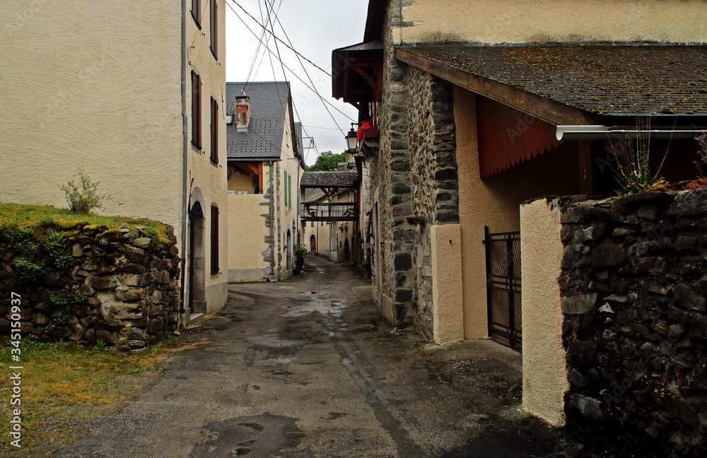 Callejuela estrecha en el pequeño pueblo de Urdos, en los Pirineos franceses.