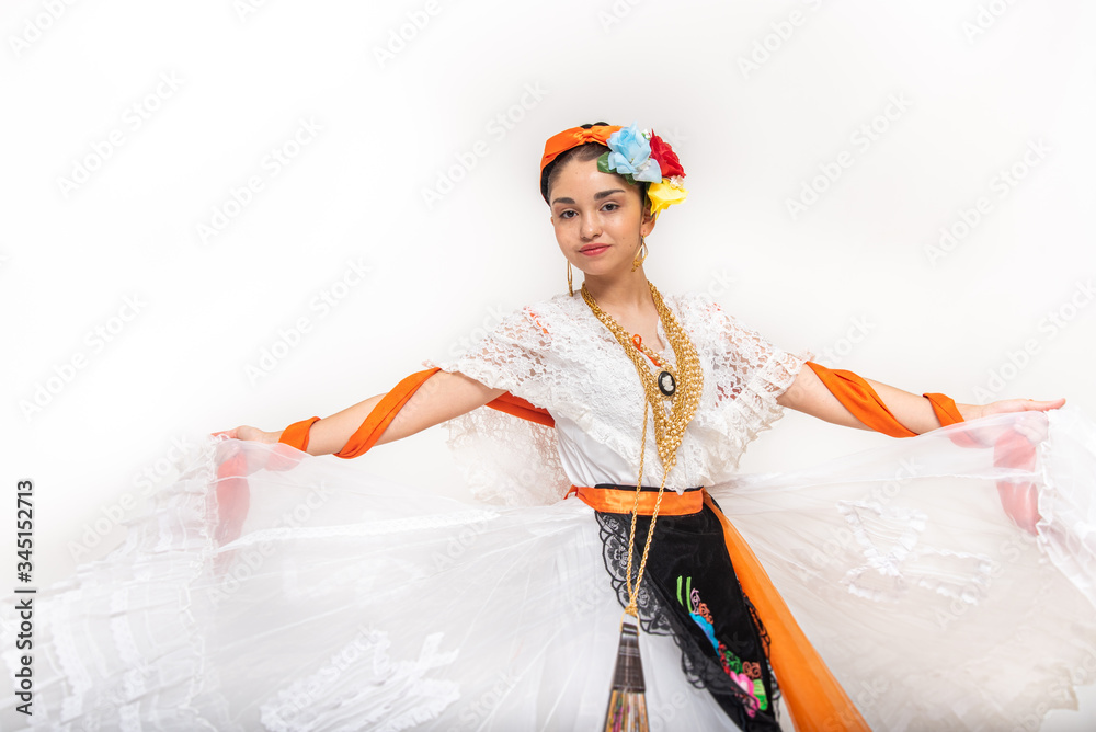 Adolecente latina, con vestido blanco, traje tipico de veracruz mexico, con  rebozo naranja y abanico con
