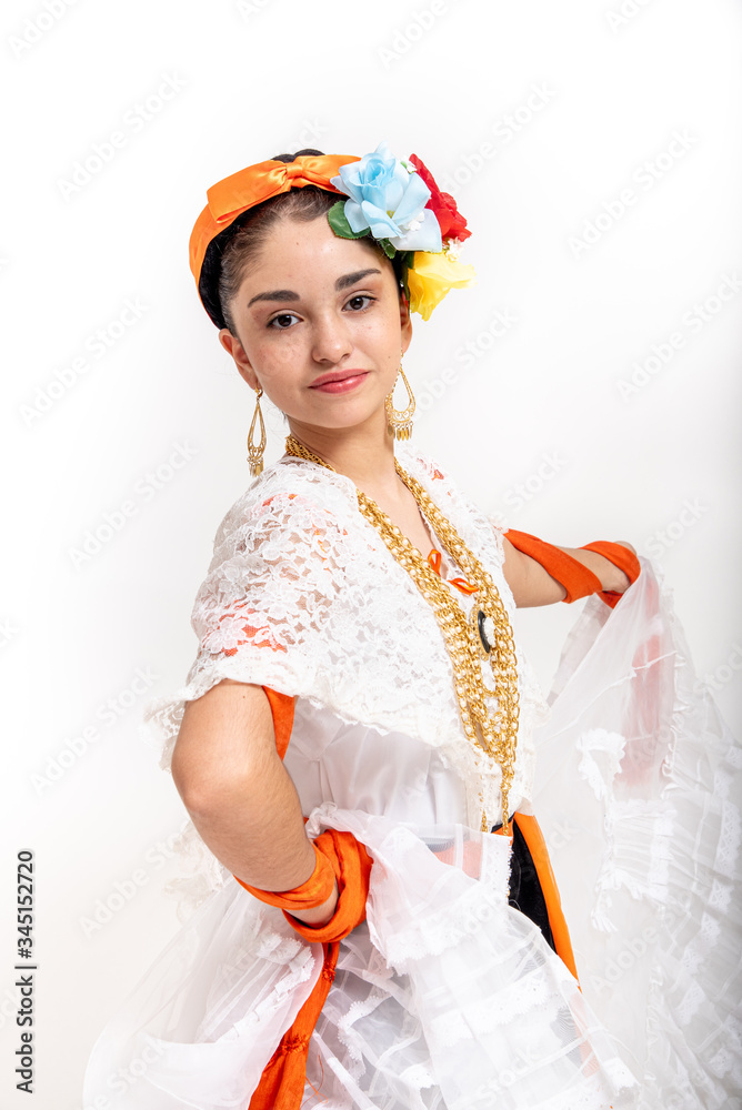 Adolecente latina, con vestido blanco, traje tipico de veracruz mexico, con  rebozo naranja y abanico con
