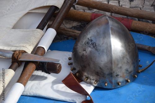 Helm und Banner eines mittelalterlichen Reenacments