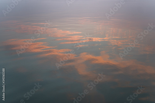Tonos rosados reflejados sobre el agua del río Ganges (Varanasi) durante el amanecer. © Lídia Llovera 