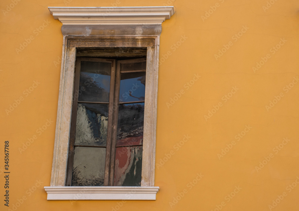 Obraz premium Window on ocher wall