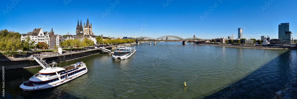 Fototapeta premium Skyline von Köln mit Dom, Rhein, Hohenzollernbrücke