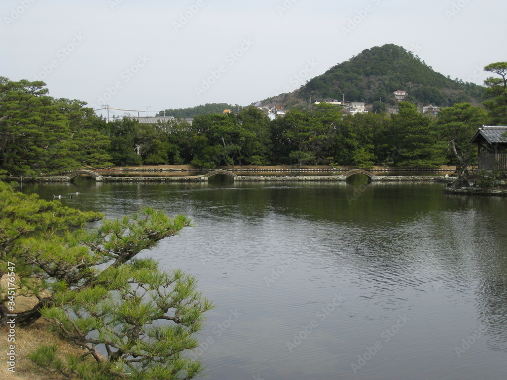 Fototapeta premium 庭とおにぎり山