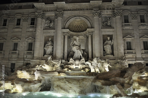 trevi fountain at night in rome italy