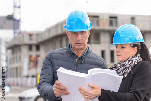  construction manager in discussion with the architect on a building site