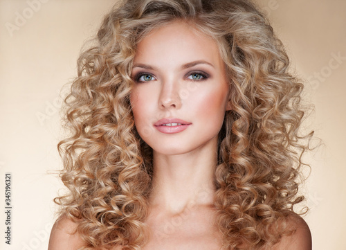 Foto Beautiful blonde woman