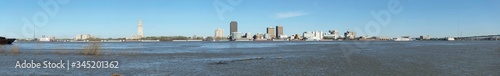 фотография Large resolution panoramic view of the Baton Rouge skyline from across the Missi