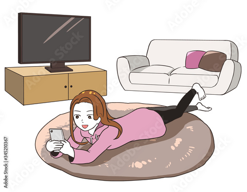 リビングでゴロゴロする女性