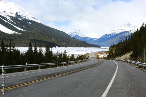 Icefields Parkway that connects Banff National Park to Jasper National Park in Canada