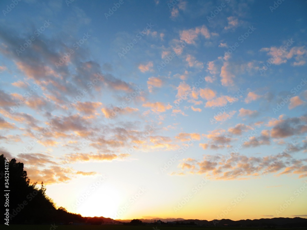 Fototapeta premium 日本の田舎の風景 9月 夕焼雲