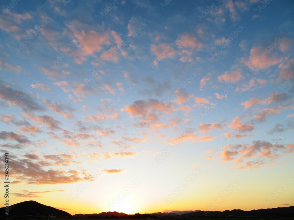 Obraz premium 日本の田舎の風景 9月 夕焼雲