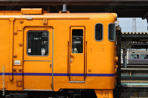 函館　オレンジ色の電車