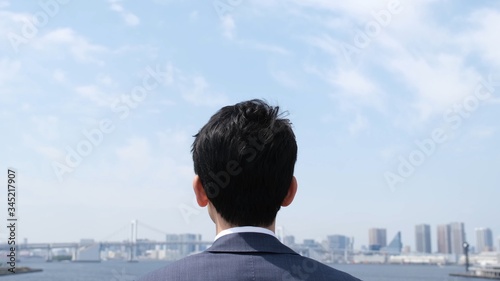空を見上げる男性