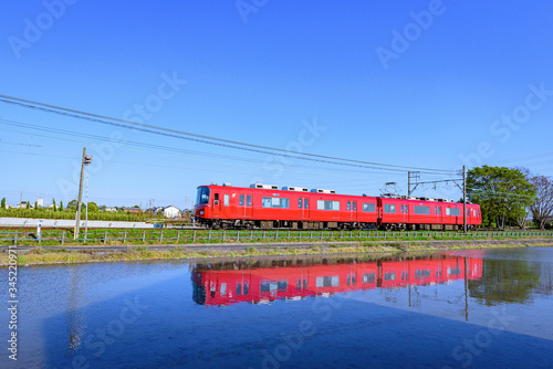 田んぼと赤い電車