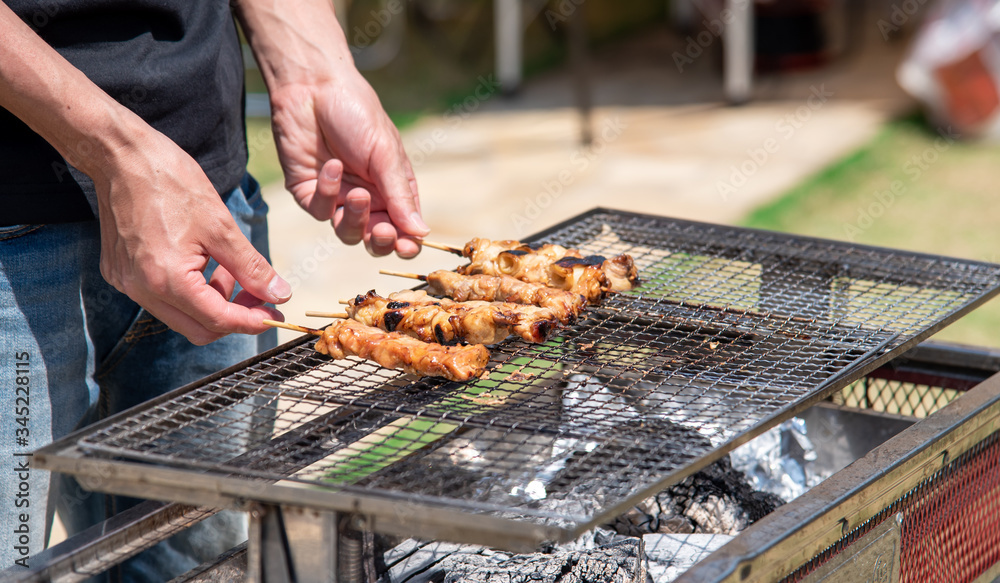 Naklejka premium 家の庭でbbq