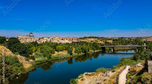 madrid europa toledo roma milan italia viajes turismo colores rio tajo lisboa portugal españa atardecer urbano castillo medieval renacimiento arte antiguo reina quijote iglesia paisaje cielo azul 