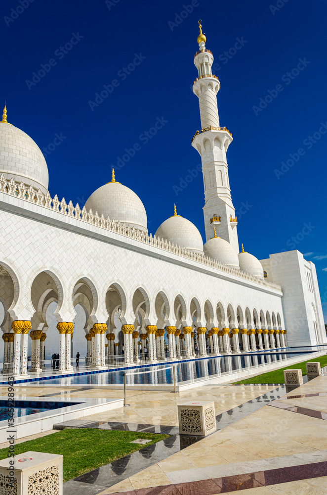 Fototapeta premium sheikh zayed grand mosque in abu dhabi united arab emirates