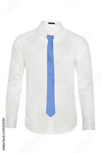 Biała męska koszula oraz niebieski krawat na białym wyizolowanym tle, zdjęcie  duch produktowe.