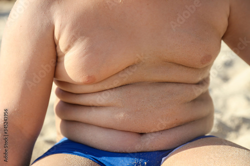 Fotografia Folds on the belly of a fat boy.