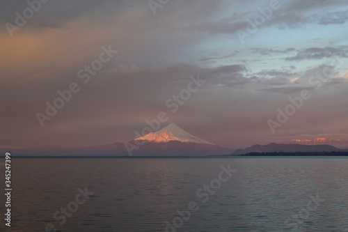  Al pie del volcán, en una hermosa puesta de sol. Puerto Varas, Chile. 
