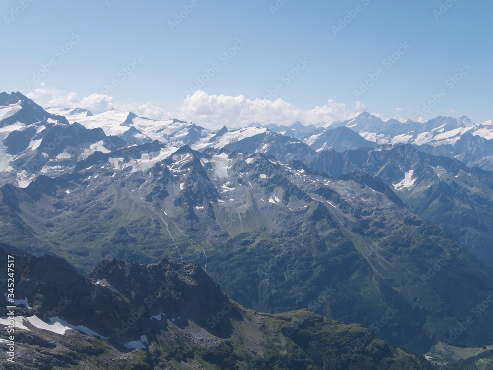 La cima de las nevadas montañas alpinas rascando el cielo azul en un día soleado
