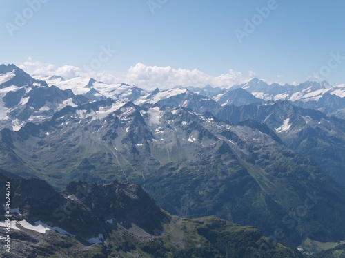 La cima de las nevadas monta  as alpinas rascando el cielo azul en un d  a soleado 