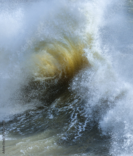 Foto Amzing image of individual wave breaking and cresting during violent windy storm